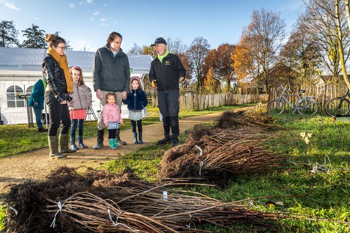 Willem (37), Neeltje (37), Tessa (7), Janne (5) en Sofie (2) Boetzkes krijgt uitleg van Theo Penders (IVN).