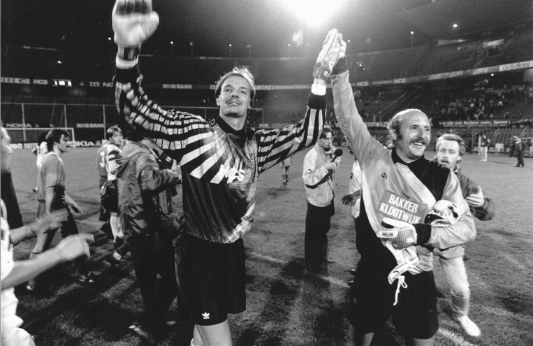 1991, Feyenoord-Partizan Tirana, 1-0. Na afloop bezorgt Feyenoord-doelman Ed de Goey (l) zijn collegadoelman Artur Lekbello een eerbetoon.  Beeld ANP /  ANP