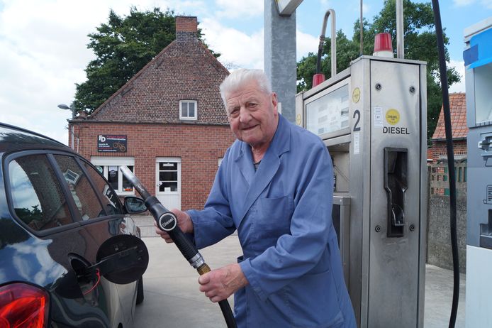 Urbain Goethals (90) van De Warande in Zwevezele heeft deze brandstofprijzen in zijn lange carrière nog nooit meegemaakt.
