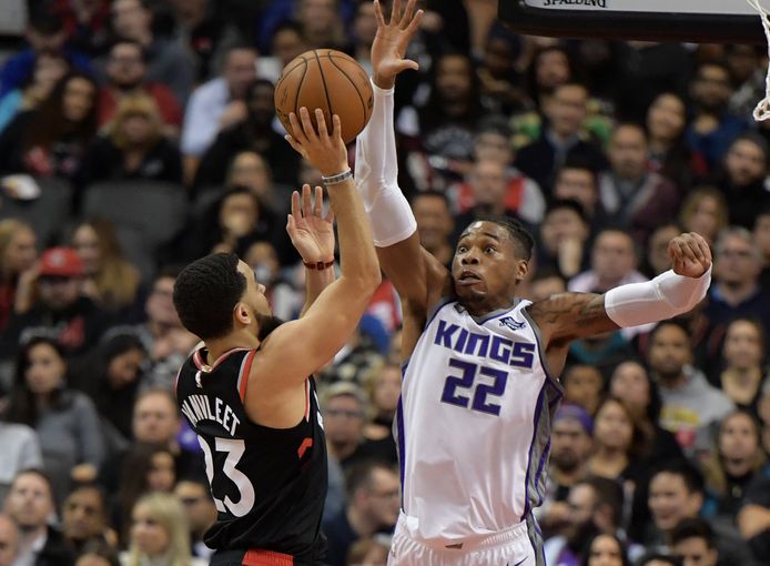 Richaun Holmes (r) en Fred VanVleet