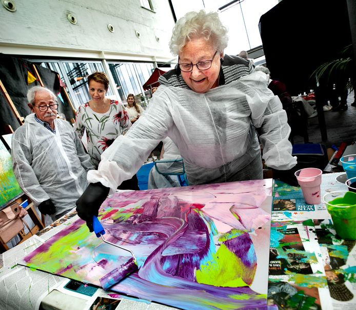 Mevrouw Martinali volgde gisteren samen met drie medebewoners van de Helmondse Ameideflat een workshop street art in De Cacaofabriek.