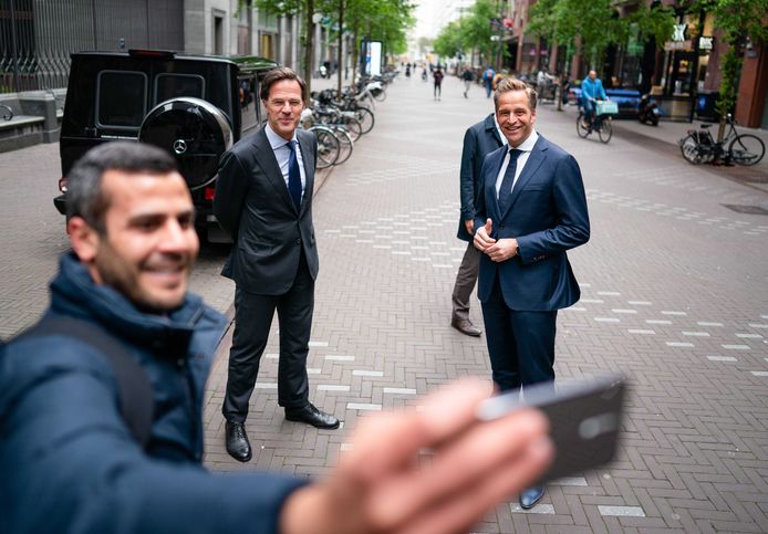 Premier Mark Rutte (midden) ging zelf een kijkje nemen bij Janssen in Leiden.