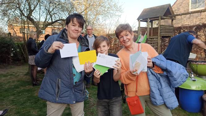 Twee jaar geleden moest jarige Wout (10) veel te vroeg afscheid nemen van zijn mama, nu wil buurvrouw Anja hem verrassen met een kaartjesactie