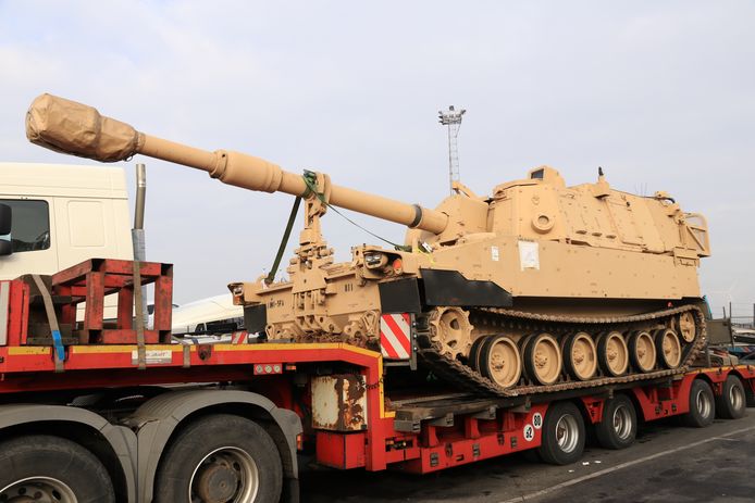 Met diepteladers worden de zwaardere M1 Abrams in konvooi vervoerd
