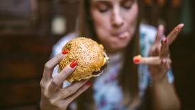 Diëtiste legt uit waarom we door corona meer emo-eten: “Breng opnieuw structuur in je leven”