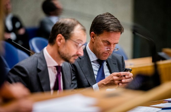 Minister Eric Wiebes van Economische Zaken en Klimaat (VVD) en premier Mark Rutte tijdens een debat over de doorrekening van het Klimaatakkoord.