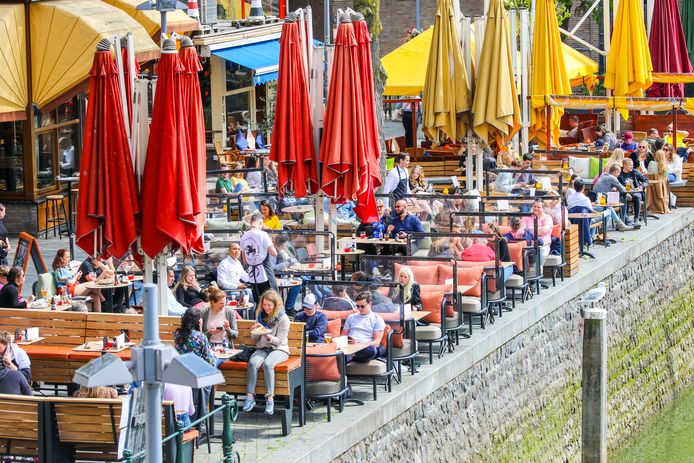 Ook van de terrassen in de Oude Haven wordt al flink gebruik gemaakt.