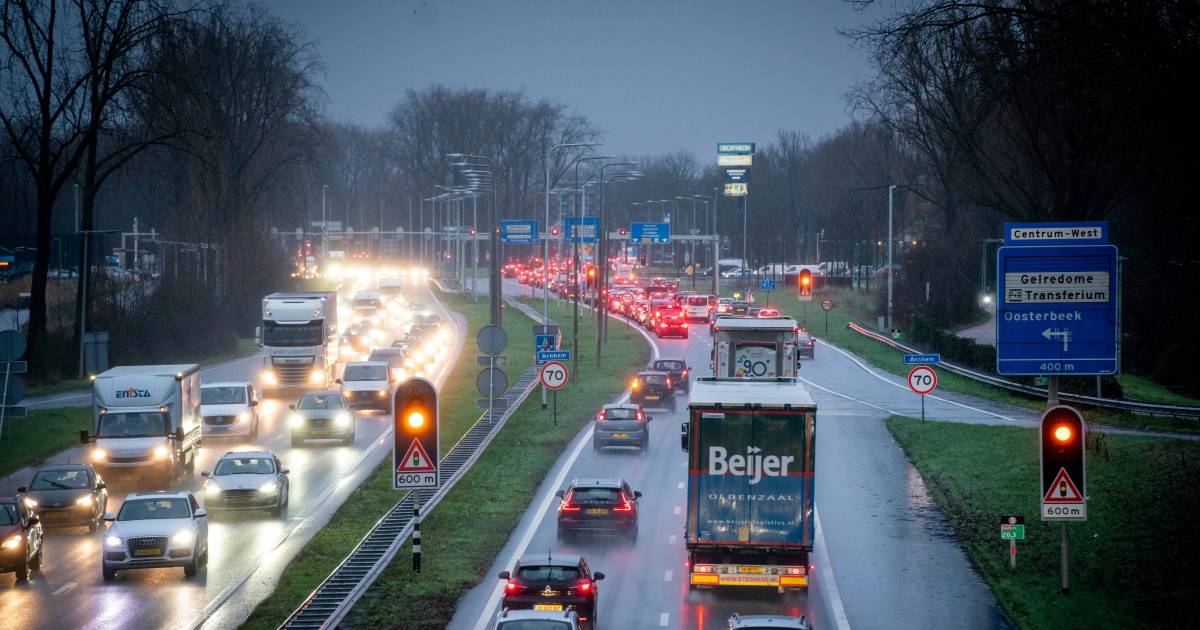 A325 afgesloten tussen Arnhem en Elst door ongeval.