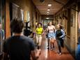 Paniek in het Twents Carmel College! Leerlingen rennen door de gangen. Gelukkig een scene uit een film.