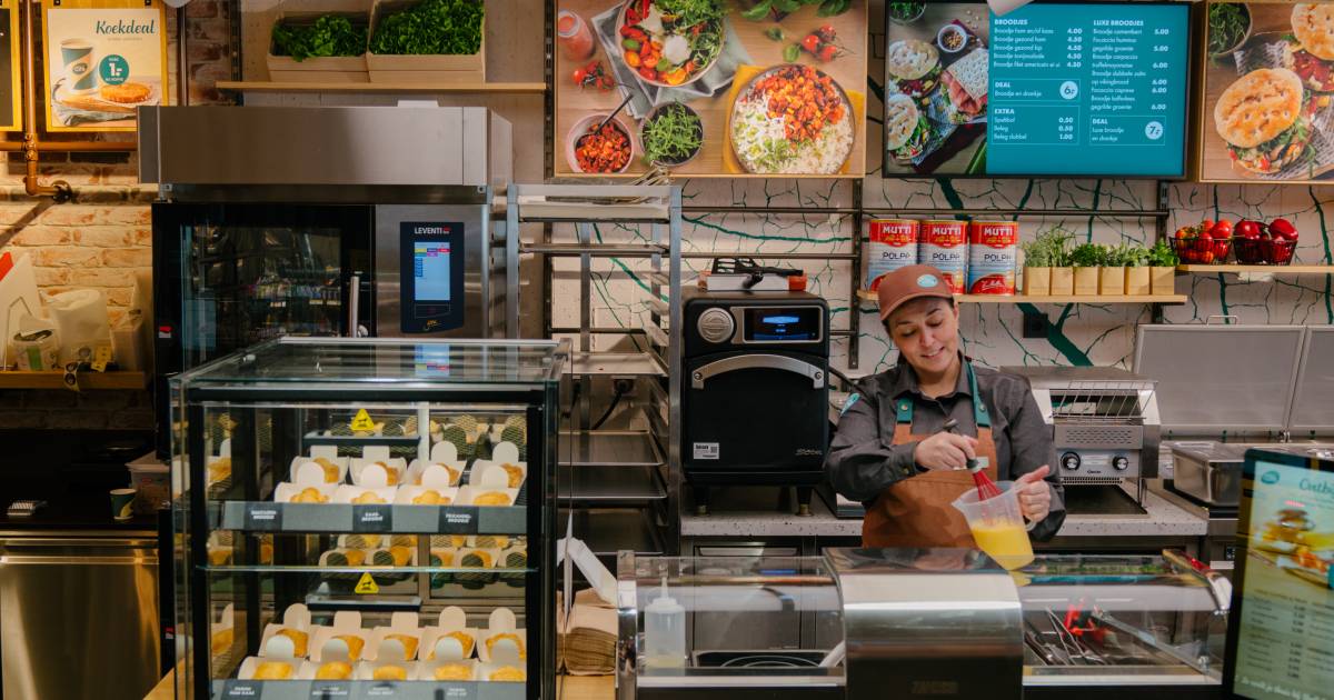 Shell opent voor het eerst een café langs de snelweg: barista’s, streetfood en een huiskamergevoel