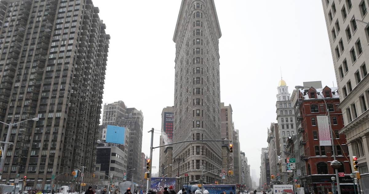 New Flatiron Building Auction Yields Much Less: Iconic New York Building Is Worth “Only” 150 Million |  outside