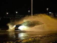 Breuk in waterleiding verandert Zwolse weg in rivier: herstel gaat dagen duren