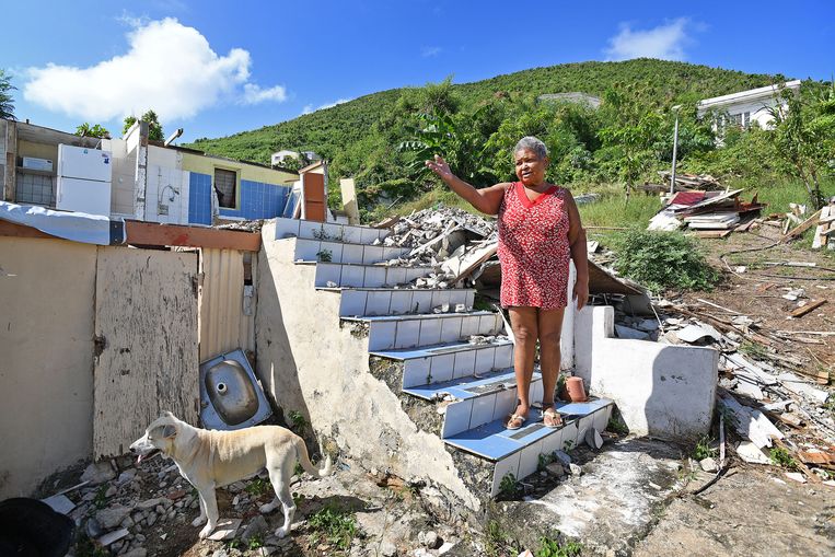 Sint Maarten, Phillipsburg, 8-12-2017Carmen Guillen staat tussen de resten van wat eens haar keurige huis was, orkaan 