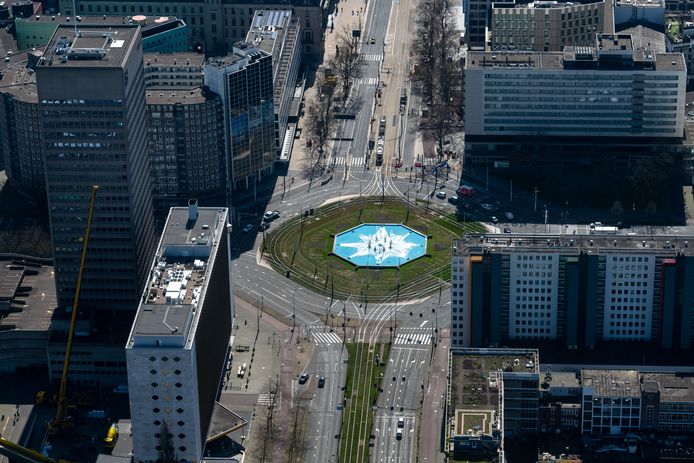 Het Hofplein. Waar normaal rijen auto’s staan te wachten voor het verkeerslicht, zijn er nu maar een paar voertuigen te bekennen.