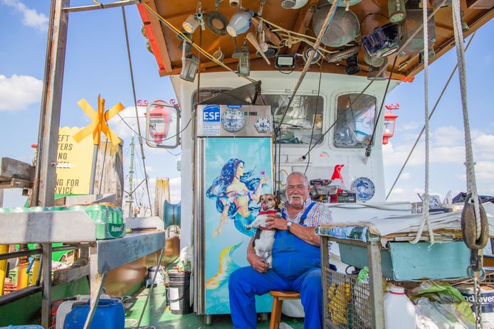 Cor Fondse vertrekt uit de haven van Breskens. De schipper verkocht vis, oesters, mosselen en kreeft vanaf zijn boot The Lucky Lobster.