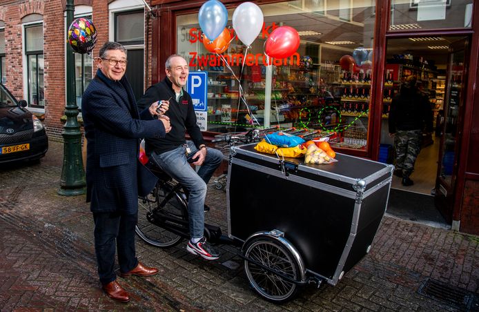 Presentatie bezorgbakfiets bij nieuwe super Zwammerdam in Ipse de Bruge - een client op de fiets met de wethouder erbij. Foto: Frank de Roo