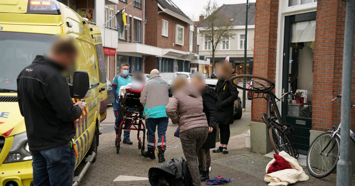 Fiets door winkelruit door aanrijding, scholier gewond.
