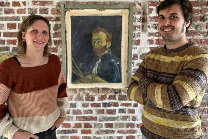 Lore en Hannes bij het zelfportret van Van Gogh dat dan toch niet van de hand van de meester zelf is.
