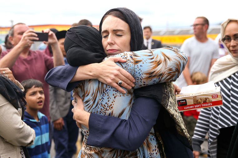 De Nieuw-Zeelandse premier Jacinda Ardern troost een vrouw bij een bezoek aan de Kilbirnie moskee in Wellington, waar bloemen worden neergelegd voor de slachtoffers van de aanslag in Christchurch. Beeld Getty Images