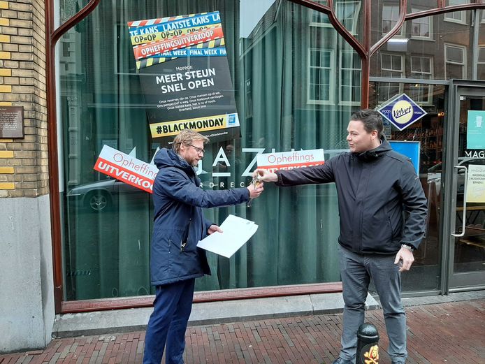 Een horecaondernemer overhandigt namens KHN Drechtsteden een sleutelbos aan wethouder Maarten Burggraaf. Zo zou het weleens echt kunnen eindigen als er niet snel meer steun komt voor de horeca. Ondernemers in die branche, maar ook in andere sectoren, kunnen vanaf 1 januari terecht bij het ondernemersloket Drechtsteden.