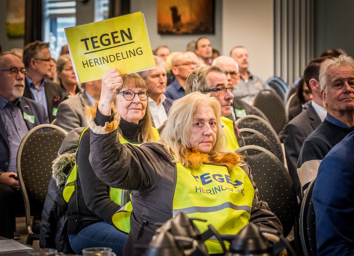 Tegenstanders lieten zich horen tijdens een hoorzitting over de herindeling van de vijf gemeenten in de Hoeksche Waard in dorpshuis Streona in Strijen.