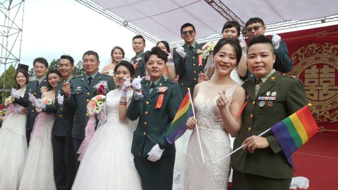 Deux couples homosexuels se marient lors d'une cérémonie militaire, une première à Taïwan