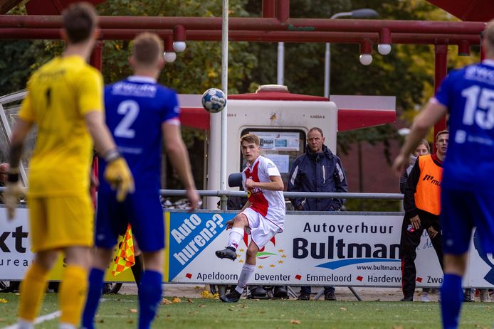 Thomas Potters, talent van Flevo Boys, etaleert zijn fraaie traptechniek in de wedstrijd tegen Buitenpost.