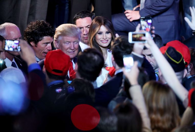 Trump viert de overwinning met zijn vrouw Melania en zijn aanhangers in het Hilton New York. Beeld AFP