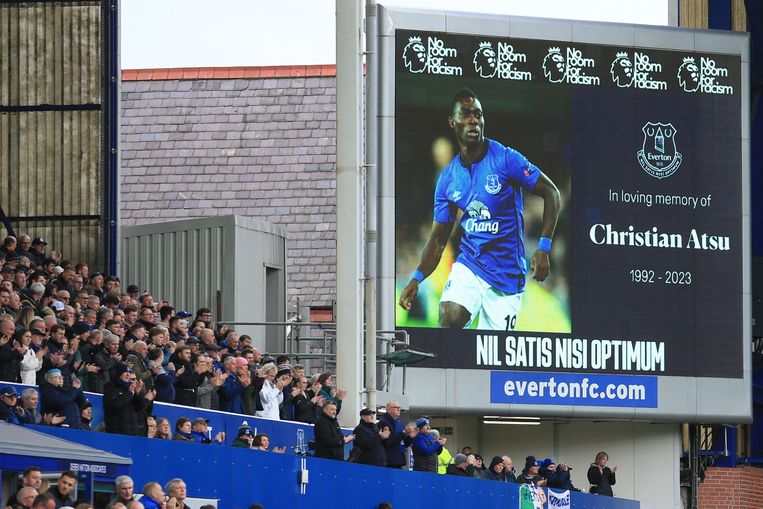 Supporters applaudiseren voor Christian Atsu, zaterdag bij Everton. Beeld AFP