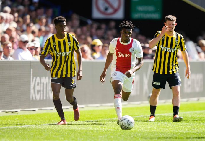 Beelden van Vitesse - Ajax van vorig seizoen. Mohammed Kudus aan de bal.