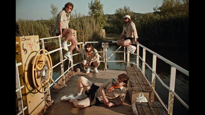 Een still uit  de videoclip 'Nijmegen'. Vandaag brengt de band hun album uit waarop onder andere dit nummer te vinden is.