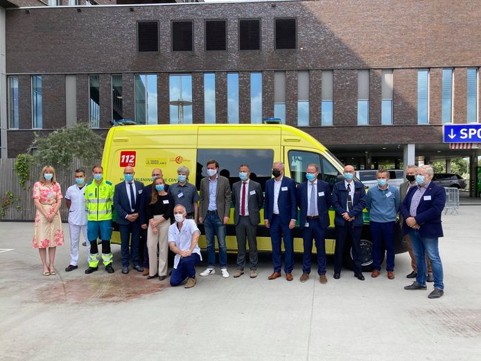 Het derde Paramedisch Interventie Team in de hulpverleningszone van Brandweerzone Centrum gaat op 1 september van start. Onder meer burgemeester Mathias De Clercq was aanwezig op de inhuldiging