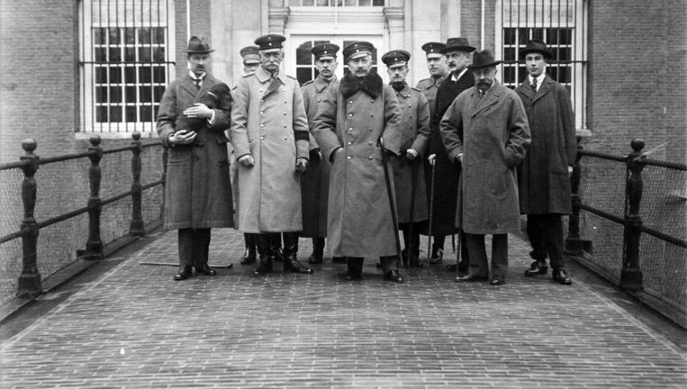 Wilhelm II met zijn gevolg bij zijn aankomst in Kasteel Amerongen, op 11 november 1918. Beeld  
