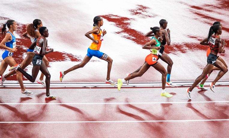 Goud voor Sifan Hassan op de 5.000 meter In Tokio. Aan het eind gaat ze sneller lopen. Om het wereldrecord op die afstand te verbeteren moet ze haar Olympische tijd met meer dan een halve minuut verbeteren.
 Beeld Klaas Jan van der Weij