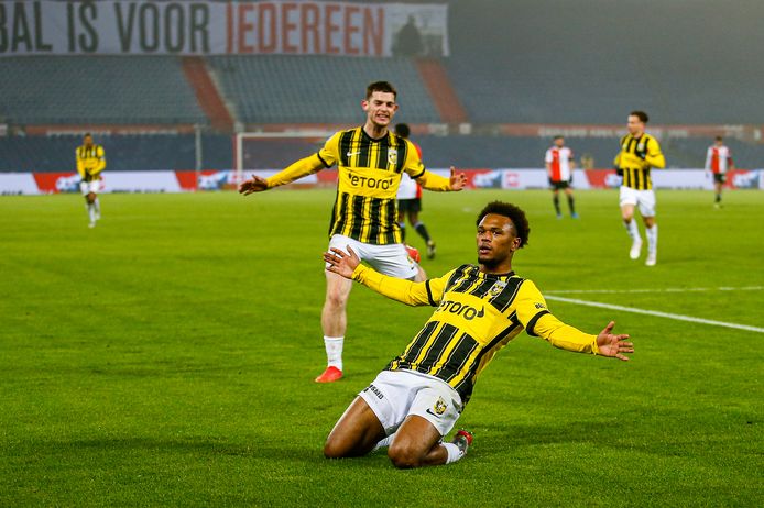 Loïs Openda juicht in De Kuip, de Belg schiet Vitesse langs Feyenoord.