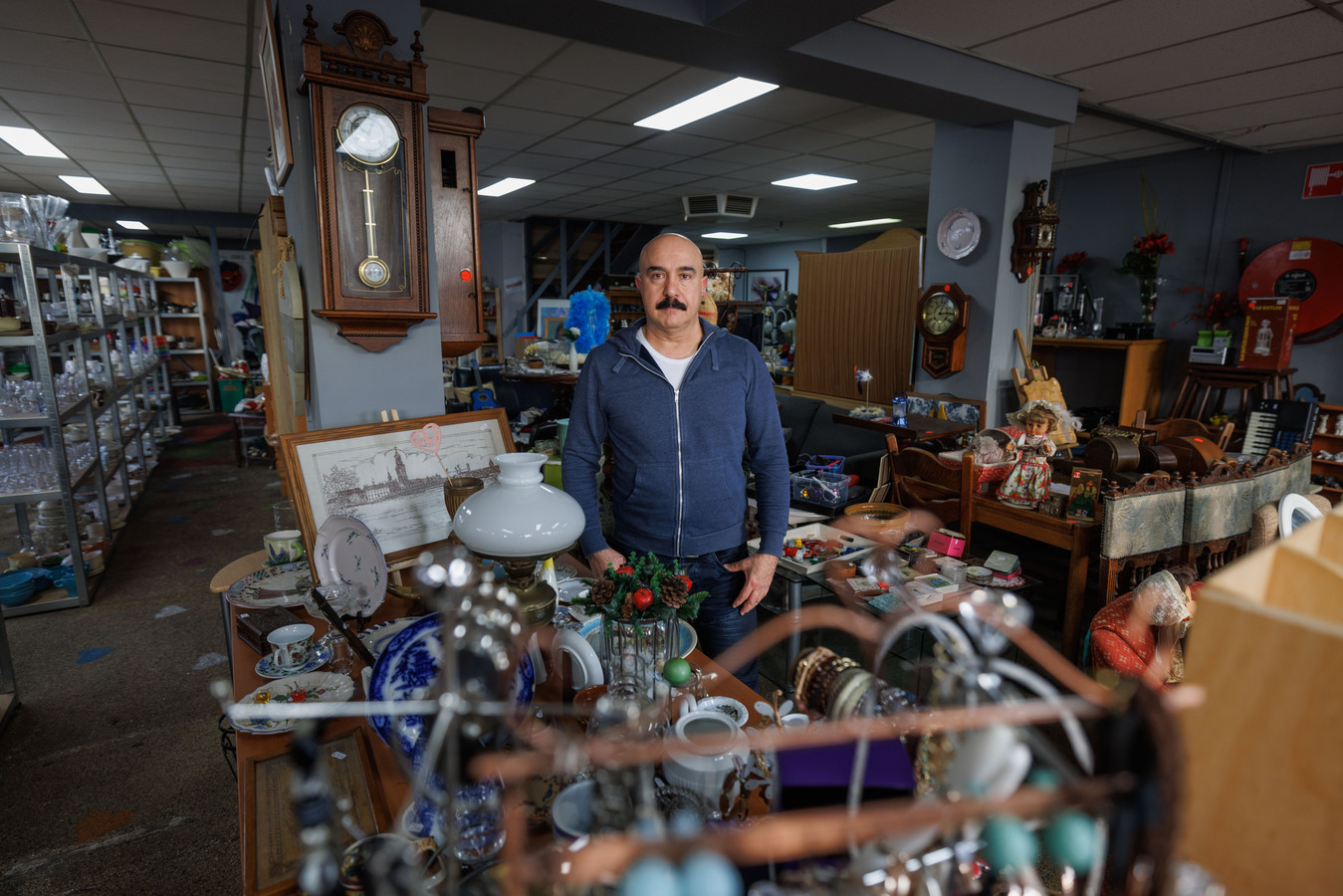 Kampen - Kringloopwinkel Snuffelhoek van Ismat Alhashimi uit Irak die 25 jaar geleden naar Kampen is gekomen. Hij zit in het pand aan de Industrieweg 11 dat de gemeente heeft aangeboden aan het COA voor opvang van asielzoekers.