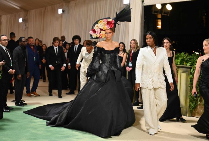 Kim Kardashian et sa taille de guêpe, Tyla couverte de sable: retour en ...