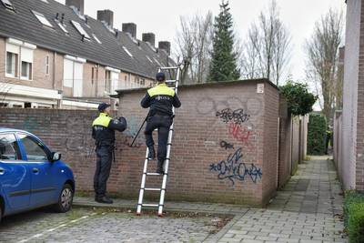 ME en rechercheteam onderzoeken dood vrouw Tilburg