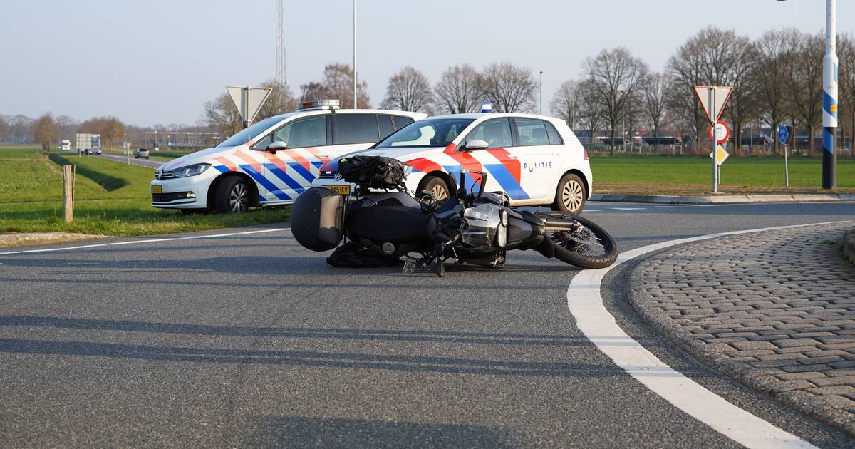 Motorrijder naar ziekenhuis na botsing met auto op rotonde bij Heeten