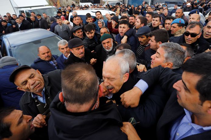 Kemal Kılıçdaroglu (centraal) incasseert een boksslag tijdens de begrafenis van een omgekomen soldaat.