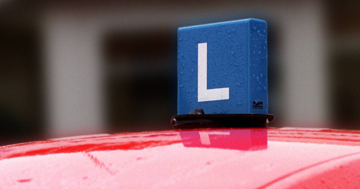 Beschonken rij-instructeur veroorzaakt botsing tijdens les.