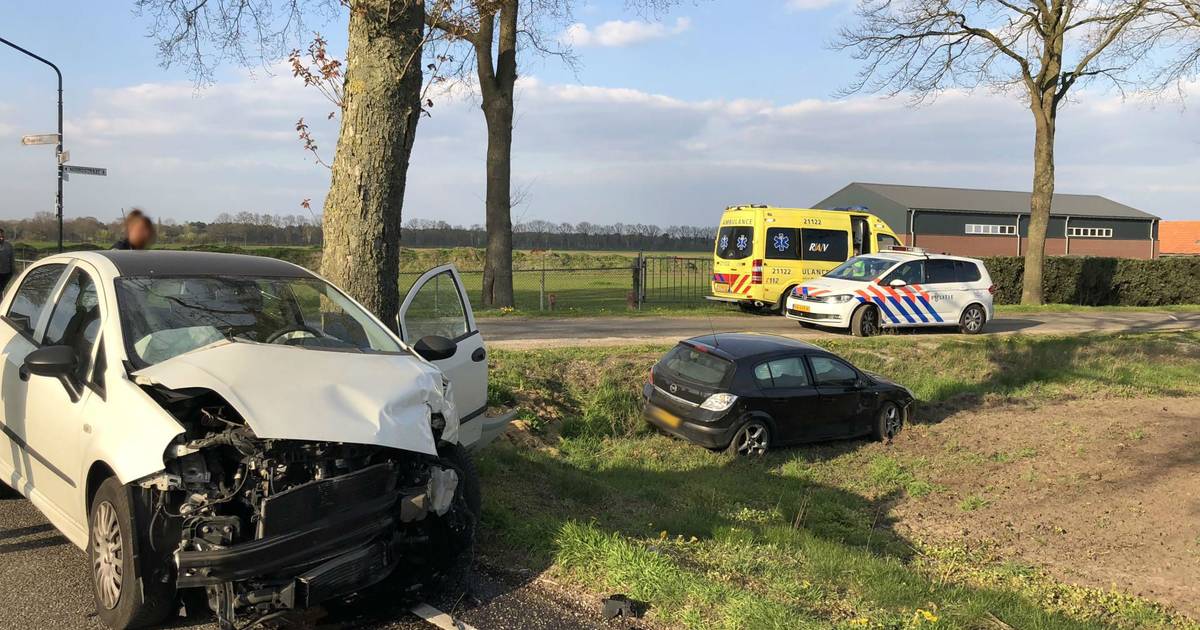Zwangere vrouw naar ziekenhuis na botsing in Venhorst.