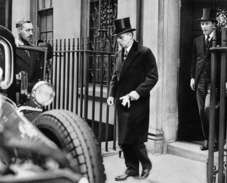 Ribbentrop verlaat Downing Street 10 na een ontmoeting met de Britse premier Chamberlain in 1938. Beeld DPA