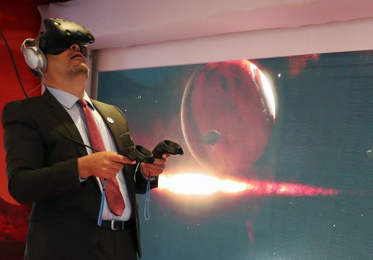 In Dubai kun je door een VR-bril kijken om te zien hoe het gaat op Mars. Nederlandse onderzoekers bestuderen intussen de beste landbouwlocaties op de planeet. Beeld REUTERS