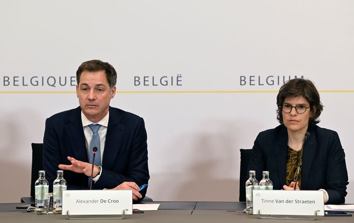 Premier Alexander De Croo (Open Vld) en energieminister Tinne Van der Straeten (Groen) tijdens de persconferentie over het energieakkoord.