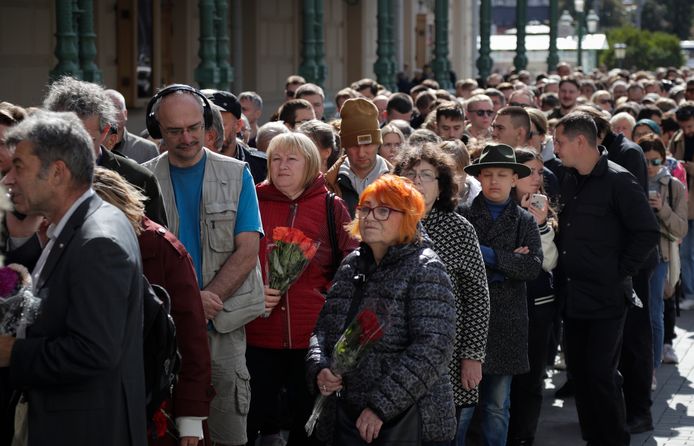 Una lunga fila di persone si mette in fila a Mosca per rendere l'ultimo saluto all'ex leader sovietico.  io