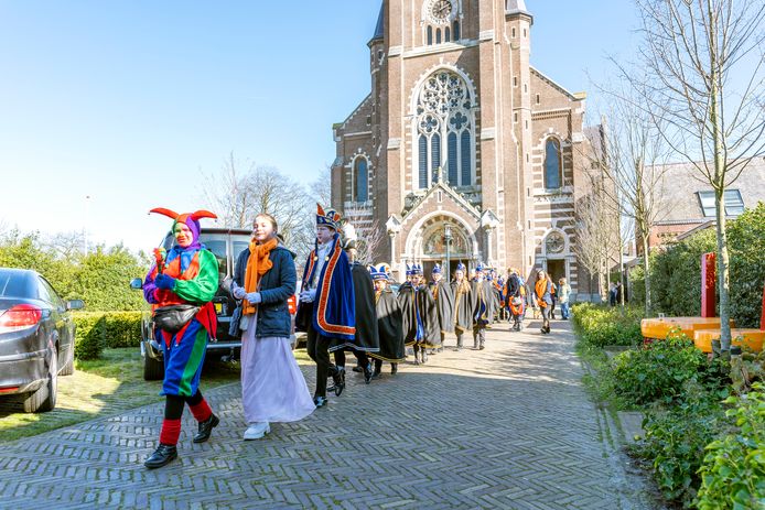 Een pastoor die op rijm preekt en prins en jeugdprins van het Stijlorenrijk die met hun gevolg die de voorste banken in de Lambertuskerk bezetten. Met carnaval gebeurt dat.

De carnavalsmis werd wel in een iets ander jasje gestoken dit jaar vanwege de korte voorbereidingstijd. Harmonie Constantia die traditiegetrouw voor de carnavalsliedjes tijdens de dienst zorgt moest daarom afblazen. Het werd dus een ‘gewone’ mis, muzikaal opgeluisterd door het Lambertuskoor.