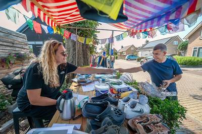 De garagesale in Nieuw-Vossemeer moet nog aan bekendheid winnen: ‘Meer gezellig dan druk’