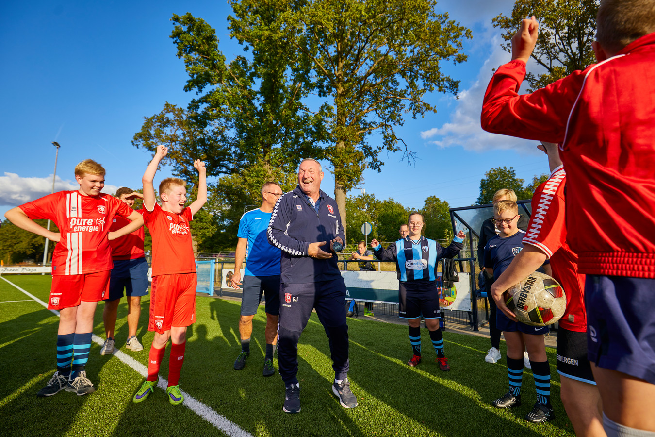 Voetbalsterren in training Twentecoach Ron Jans traint Gvoetballers