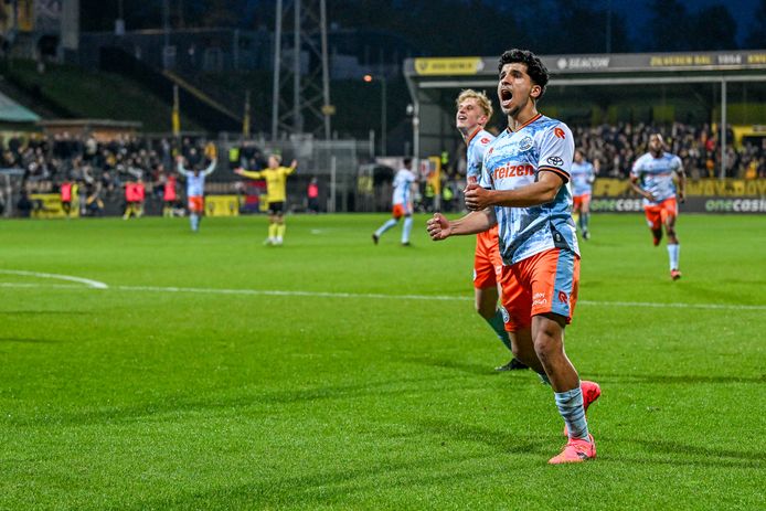 Salah-Eddine Oulad M'hand viert de 1-2 voor FC Den Bosch.